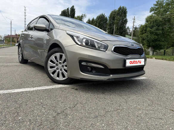2016 Kia Ceed II Рестайлинг, серебристый, 1300000 рублей - вид 1