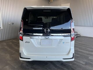 2022 Nissan Serena V (C27) Рестайлинг, белый, 1930000 рублей, вид 4