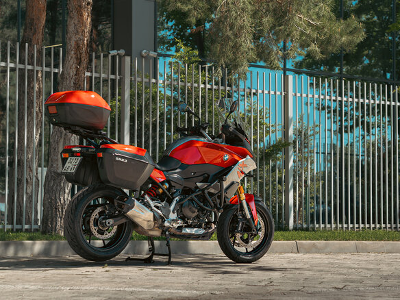 2021 BMW F 900 XR, красный, 1050000 рублей - вид 1