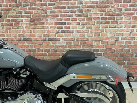 2024 Harley-Davidson Fat Boy, серый, 3500000 рублей, вид 5