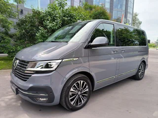 2022 Volkswagen Multivan T6 Рестайлинг, серый, 5890000 рублей, вид 1
