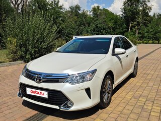 2016 Toyota Camry VII (XV50) Рестайлинг, белый, 1990000 рублей, вид 3