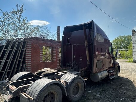 2004 Kenworth T2000, красный, 1500000 рублей, вид 3