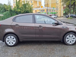 2017 Kia Rio III Рестайлинг, коричневый, 650000 рублей, вид 2