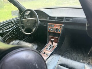 1990 Mercedes-Benz W124 260, чёрный, 400000 рублей, вид 5