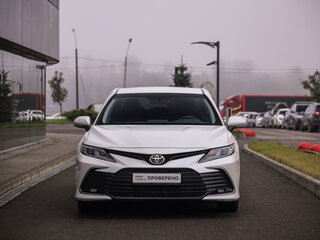 2021 Toyota Camry VIII (XV70) Рестайлинг, белый, 2499777 рублей, вид 4
