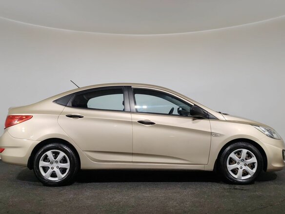 2013 Hyundai Solaris I, бежевый - вид 3