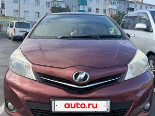 2012 Toyota Vitz III (XP130), красный, 800000 рублей, вид 1