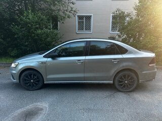 2017 Volkswagen Polo V Рестайлинг, серебристый, 1200000 рублей, вид 2