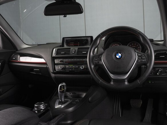 2015 BMW 1 серии 118i II (F20/F21) Рестайлинг, белый, 1390000 рублей - вид 5