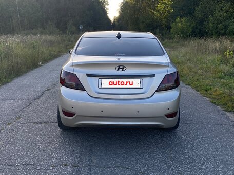 2011 Hyundai Solaris I, бежевый, 730000 рублей, вид 4