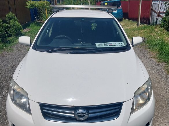 2010 Toyota Corolla Fielder X (E140, E150) Рестайлинг, белый, 650000 рублей - вид 1