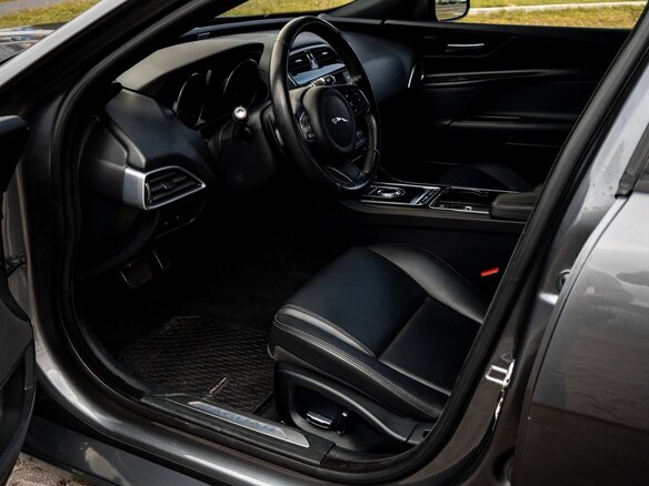 2016 Jaguar XE EcoBoost I, серый, 1399000 рублей - вид 11