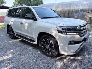 2017 Toyota Land Cruiser 200 Series Рестайлинг 2, белый, 6250000 рублей, вид 3