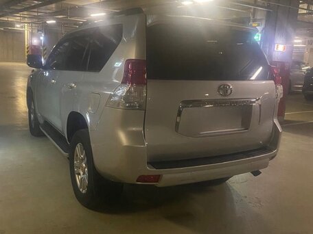 2012 Toyota Land Cruiser Prado 150 Series, серебристый, 3100000 рублей, вид 2