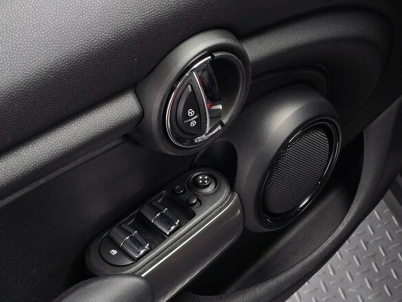 2015 Mini Hatch Cooper D III (F55/F56), красный, 980002 рублей - вид 17