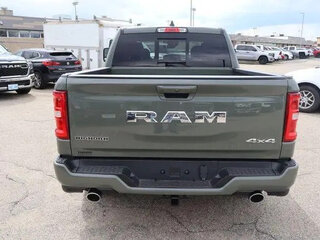 2026 Ram 1500 Crew Cab eTorque V Рестайлинг, зелёный, 7535705 рублей, вид 4