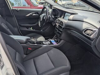 2017 Infiniti Q30, белый, 1850000 рублей, вид 4