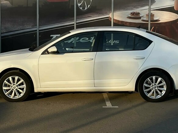 2017 Skoda Octavia III (A7) Рестайлинг, белый, 1689000 рублей - вид 4