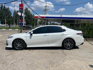 2021 Toyota Camry VIII (XV70) Рестайлинг, белый, 3100000 рублей, вид 5