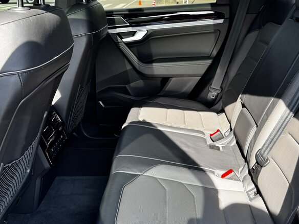 2022 Volkswagen Touareg III, чёрный, 7800000 рублей - вид 15