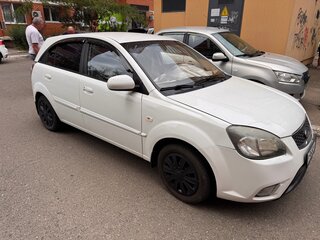 2011 Kia Rio II Рестайлинг, белый, 600000 рублей, вид 3