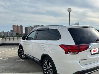 2019 Mitsubishi Outlander III Рестайлинг 3, белый, 2200000 рублей, вид 4