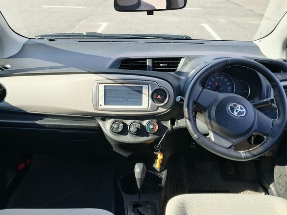 2013 Toyota Vitz III (XP130), серый, 860000 рублей - вид 6