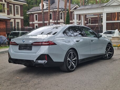 2024 BMW 5 серии 530i xDrive VIII (G60/G61/G68), серый, 7600000 рублей, вид 2