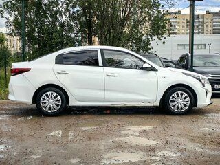 2021 Kia Rio IV Рестайлинг, белый, 1009000 рублей, вид 4