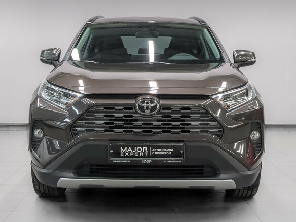 2020 Toyota RAV4 V (XA50), коричневый, 2955000 рублей - вид 1