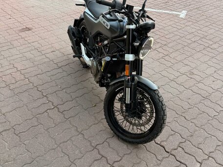 2021 Husqvarna Svartpilen 401, серый, 530000 рублей, вид 4