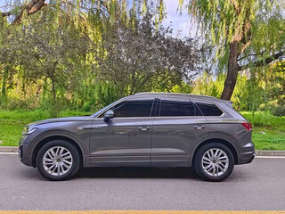 2023 Volkswagen Touareg III, серый, 5845000 рублей, вид 4