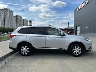 2021 Mitsubishi Outlander III Рестайлинг 3, серебристый, 2400000 рублей, вид 3