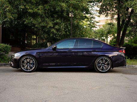 2018 BMW M5 Competition VI (F90), серый, 8390000 рублей, вид 4