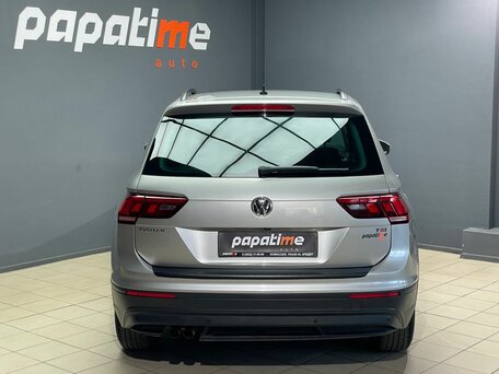 2017 Volkswagen Tiguan II, серый, 2099000 рублей, вид 4