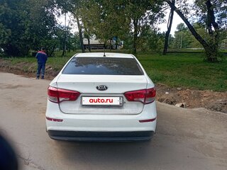 2016 Kia Rio III Рестайлинг, белый, 400000 рублей, вид 3