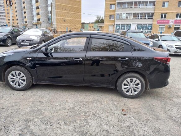 2021 Kia Rio IV Рестайлинг, чёрный, 1400000 рублей - вид 3