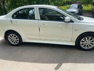 2011 Mitsubishi Lancer X Рестайлинг, белый, 700000 рублей, вид 4