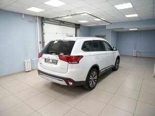 2019 Mitsubishi Outlander III Рестайлинг 3, белый, 1999000 рублей, вид 3