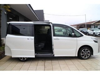 2020 Toyota Voxy III (R80) Рестайлинг, белый, 1848200 рублей, вид 5