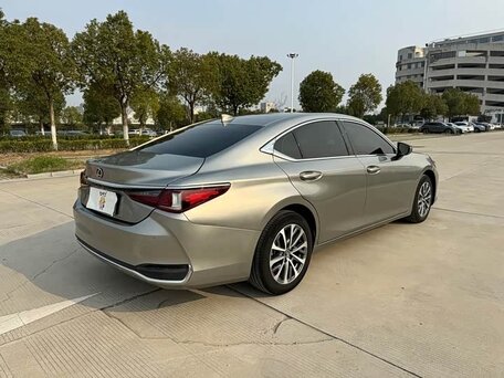 2022 Lexus ES 200 VII Рестайлинг, серый, 3157000 рублей, вид 3