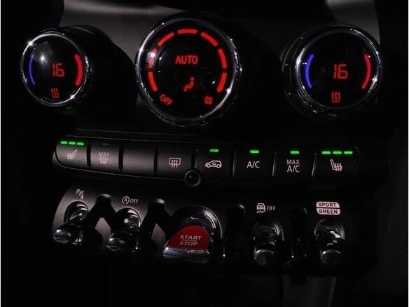 2023 Mini Hatch Cooper III (F55/F56) Рестайлинг 2, бежевый - вид 15