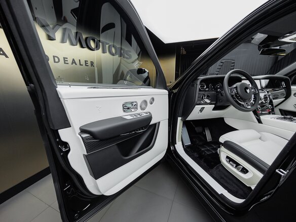 2026 Rolls-Royce Cullinan Black Badge I Рестайлинг (Series II), чёрный, 73670000 рублей - вид 12