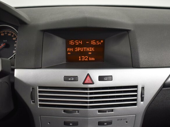 2011 Opel Astra H Рестайлинг, белый - вид 17