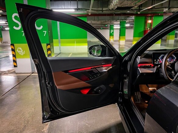 2024 BMW 5 серии 530i xDrive VIII (G60/G61/G68), серый, 7500000 рублей - вид 9