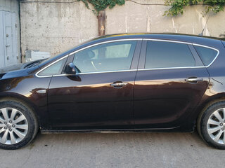 2013 Opel Astra J Рестайлинг, коричневый, 790000 рублей, вид 3