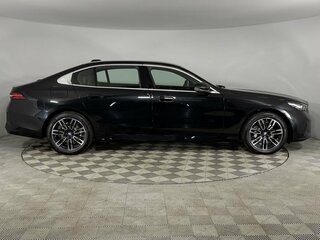 2025 BMW 5 серии 530i xDrive VIII (G60/G61/G68), чёрный, 8400000 рублей, вид 3
