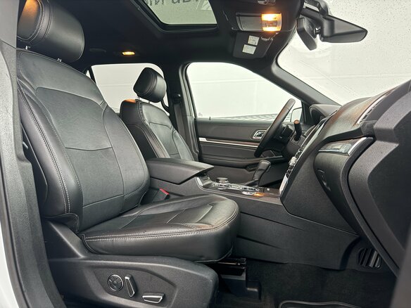 2017 Ford Explorer V Рестайлинг 2, белый, 2700000 рублей - вид 15