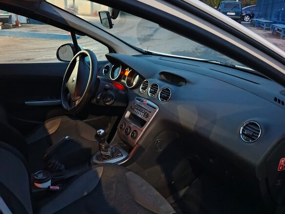 2010 Peugeot 308 I, белый - вид 11